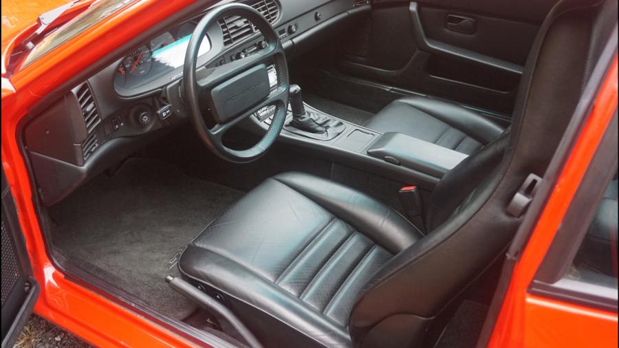 Интерьер Porsche 944 Turbo 1986 года  (фото 87 из 149)